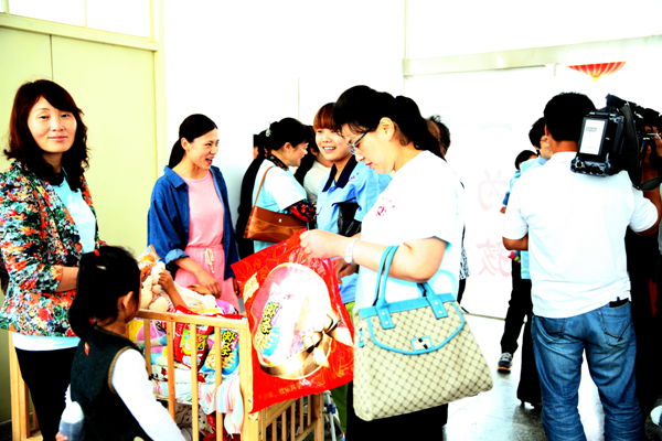 1504076959877977.jpg 鏉庢€讳翰鑷彂鏀剧粰绂忓埄闄㈢殑瀛╁瓙椋熷搧.jpg